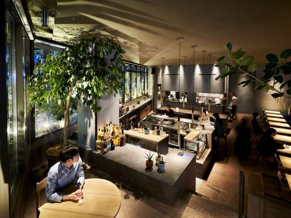 〈レストラン〉空間デザイナー柳原照弘氏がデザイン監修した北欧デザインのレストラン。
