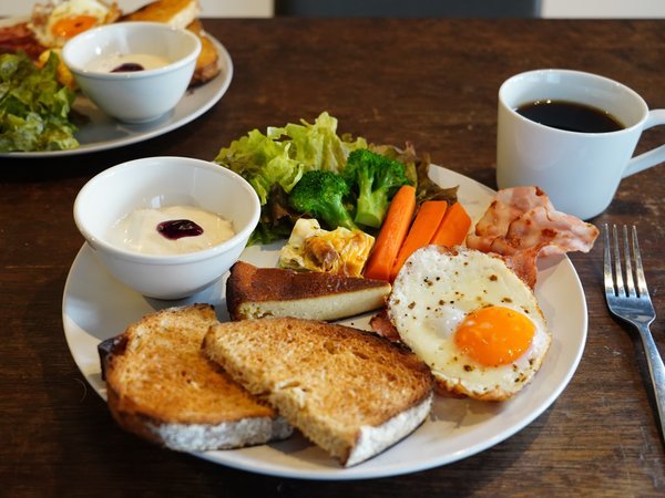 ホットコーヒーと食後のデザートまで付いてくる、モーニングプレート。