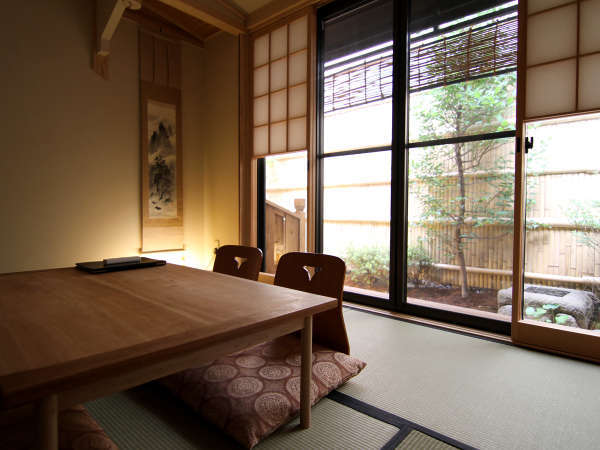 京町家の風情を感じる貸し切りの宿。庭を臨む贅沢な客室でゆっくりとおくつろぎ下さい。