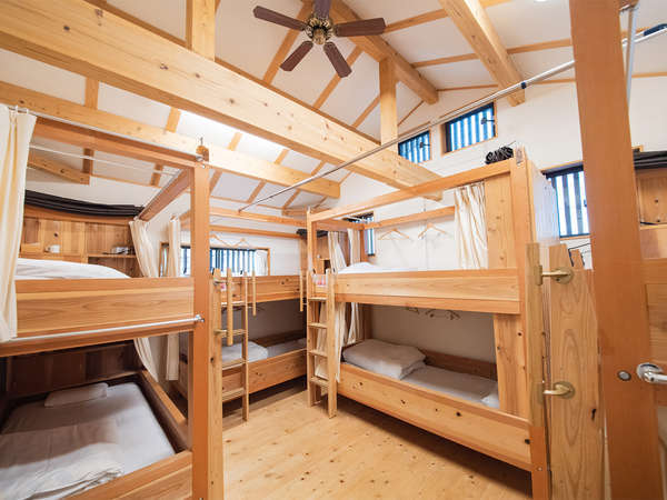 木製の2段ベッド4台を設置