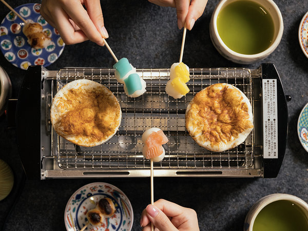 久兵衛人気のおもてなしサービス【焼き団子】＆【焼き煎餅】　焼きあがりを待つ時間も楽しみのひとつ。