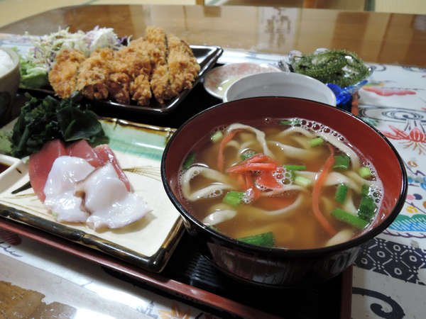 *【夕食一例／ソーキソバ】観光で来られてる方には沖縄料理を盛り込んだお料理を