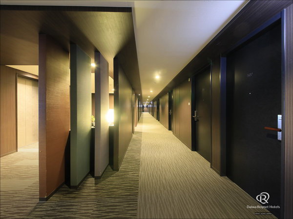 エレベーターホールから客室へ向かう廊下です。