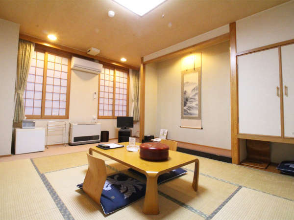*東館和室８畳一例／ファミリーやグループに人気の和室。海側にあり、日本海の眺望も楽しめます。