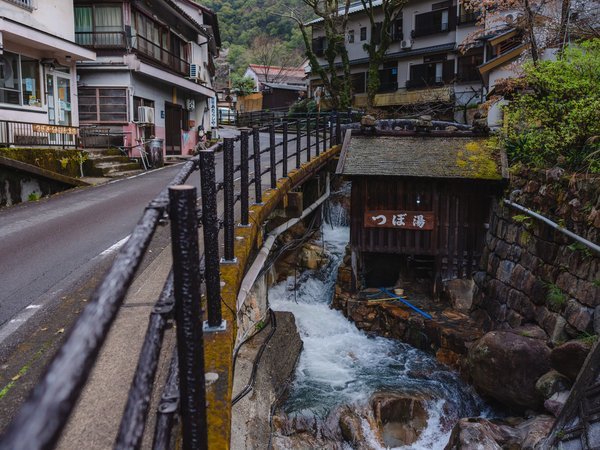 世界遺産に登録された温泉！つぼ湯が宿から見えますよ