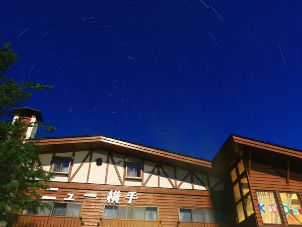 玄関先から夜空を見上げれば、満天の星空★標高1800メートルの星空は別世界です