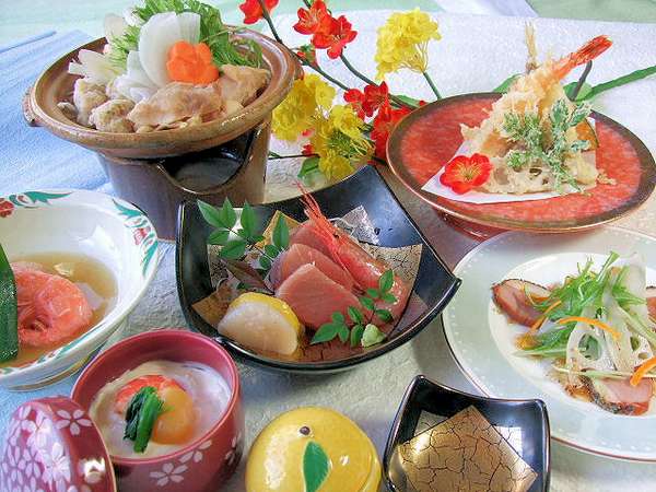 ご夕食季節の旬彩御膳（一例）地場産食材を彩り豊かに炊き立て米も好評。季節により内容が異なります。