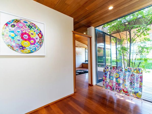 玄関に展示しているアート作品「TAKASHI MURAKAMI FLOWER」（時期によってアートが異なります）