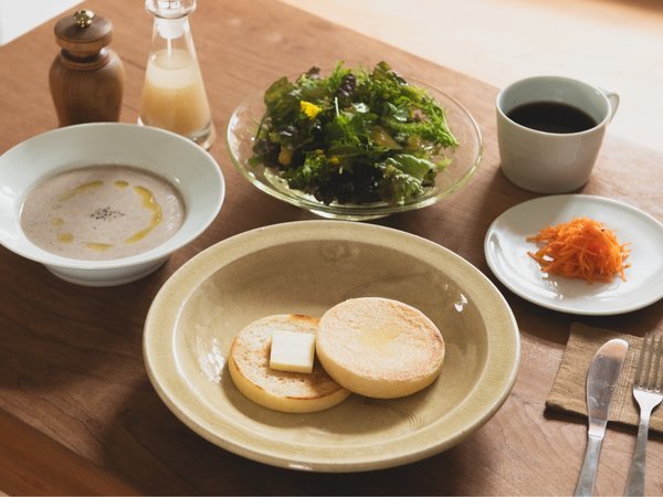 自家製イングリッシュマフィンと地野菜のご朝食《セミセルフ》