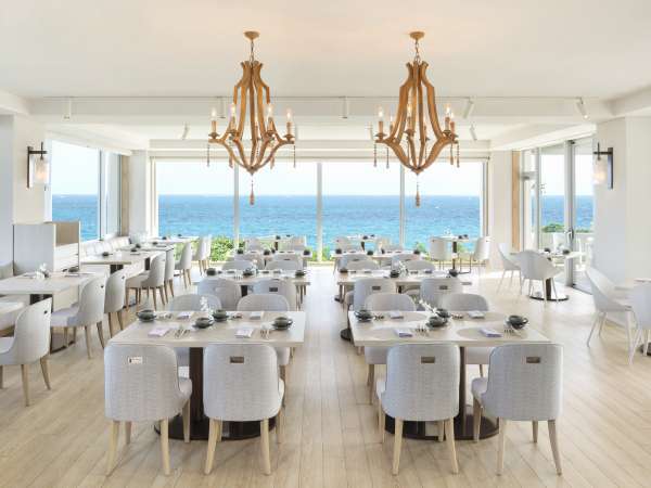 岬にせり出ているかのようなレストラン。目の前に広がる伊良部ブルーの絶景を眺めながら優雅なひとときを。