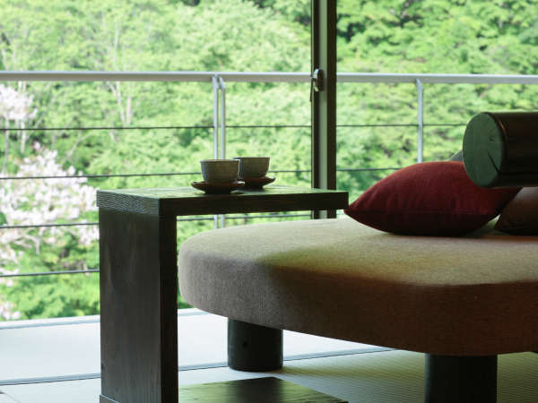 【客室イメージ】ごろんとソファに寝転がって、川治温泉の自然に包まれます。