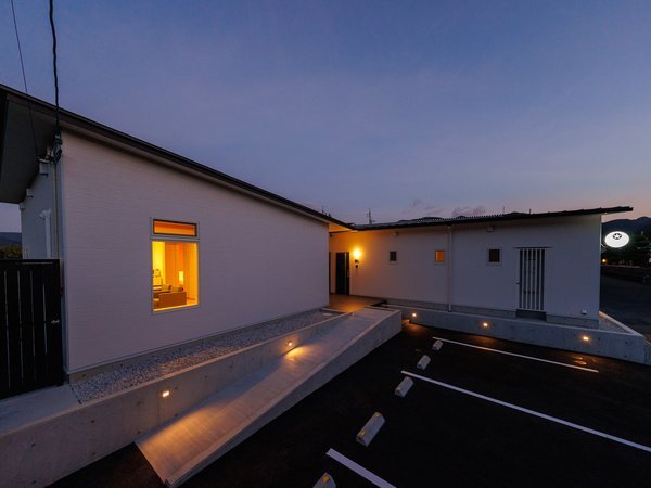 左手が壱号棟。目の前に「湯免温泉ふれあいセンター」。500円で入浴できます。営業時間は21時まで。