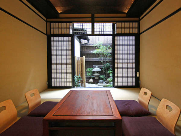 京町家らしい和風庭園を望める居間。照明効果によりモダンな空間があたたかみを感じさせてくれます。