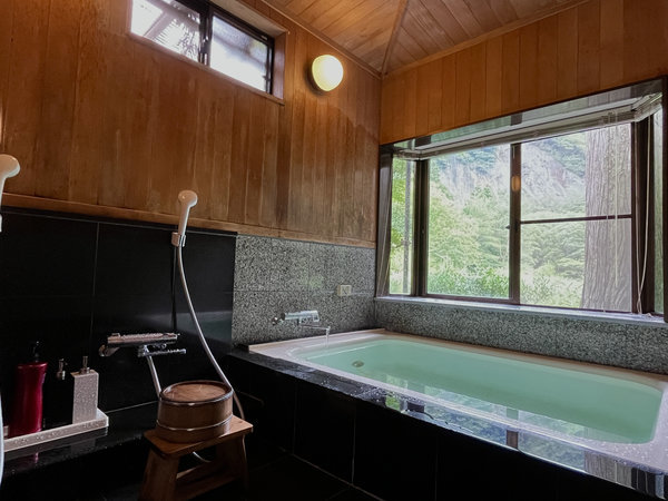 【浴室】木のぬくもりが感じられる浴室。ホッと落ち着く空間です。