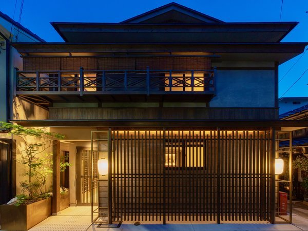 京都の中心地の四条から少し奥まった閑静な住宅街にある町家KAZAHAYA。
