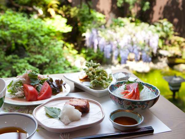 *夕食一例/たきたてのこしひかりと地元産の新鮮な食材を使用した素朴なお料理です。