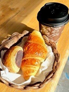 毎朝サービスでパンとコーヒーを提供しています。