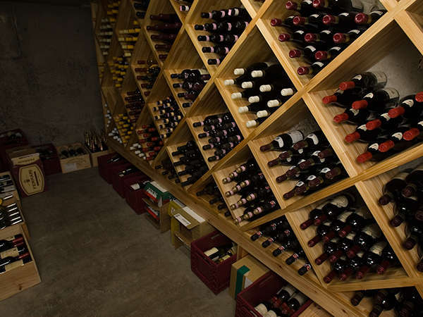 【レストラン地下のワインカーブ】厳選された約200種類約500本のワインが出番を待っています。