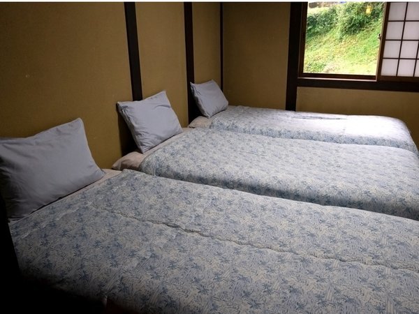 寝室：ベッド3台（＋３セットの布団あり／和室）