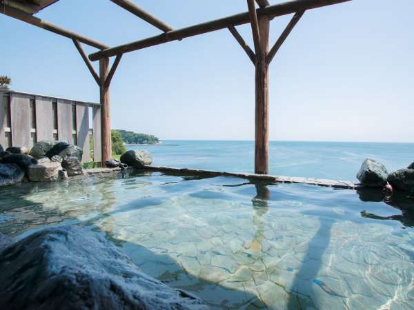 大浴場露天風呂目の前に富山湾が広がり、解放感いっぱい
