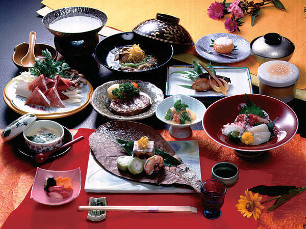 *和食のおもてなし。旬の味覚や地元産の食材を使ったお料理が並びます（夕食一例）
