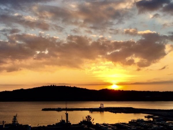 ◇客室から見える夕陽を見ながら、ごゆっくりお寛ぎください。