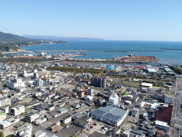 雄大な志布志湾を眼前に志布志の繁華街近く、遊びに、ビジネスに便利な立地です。