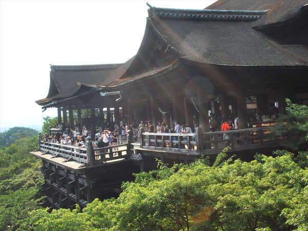 ■清水寺■京都駅前より約１５分。途中には縁結びで有名な地主神社もございます★