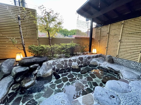 露天大浴場は檜風呂と趣きの異なる岩風呂。檜風呂とセットで同時刻に貸切可。