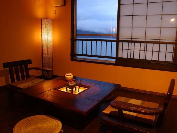 ◆阿寒湖を望む囲炉裏部屋。窓からの景色をお楽しみいただけます。