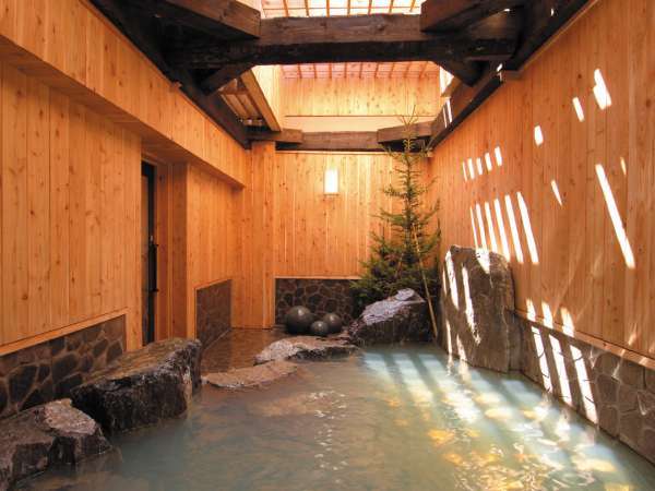◆源泉かけ流し１００％の露天風呂。岩風呂をお楽しみください。