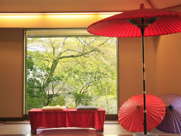 ◆新緑の和モダンロビー：日本の四季を愉しむ