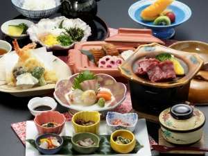 島根和牛と日本海の新鮮な食材を使ったボリュウーム満点の夕食です。