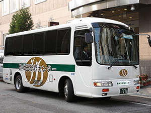大阪駅桜橋口横ガード下から出発するシャトルバス