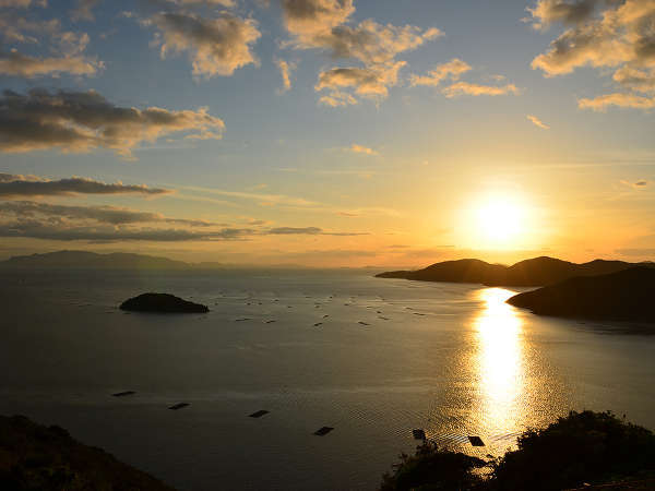 赤穂御崎に沈む夕日と牡蠣筏