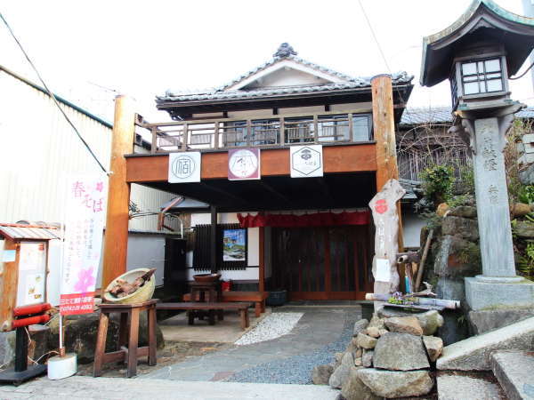 【外観】宝山寺駅から徒歩4分の観光便利な好立地！