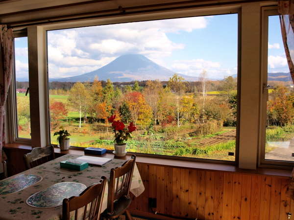 大きな窓から望む秋の風景と羊蹄山