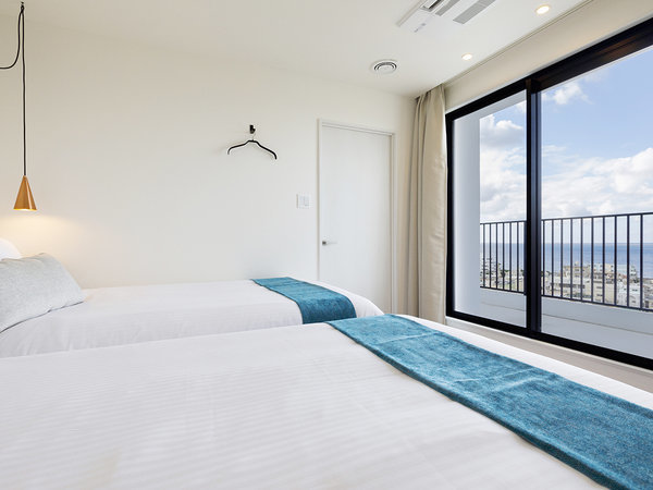 【オーシャンビュー・スイート】“海が見えるベッドルーム”で快適な朝のお時間をお過ごしください♪