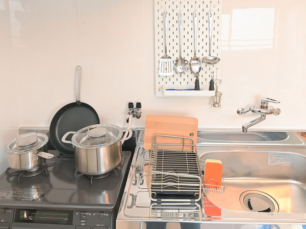 ・【602/キッチン】キッチンには各種調理器具を取り揃えており、様々なタイプの料理ができます