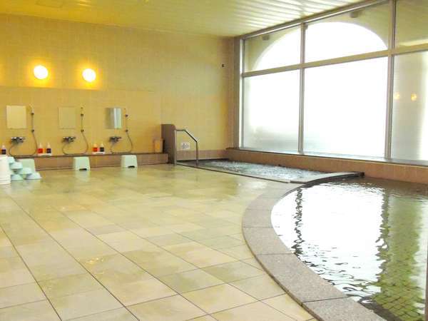 広々とした天然泉の大浴場は湯冷めしにくいと評判です。