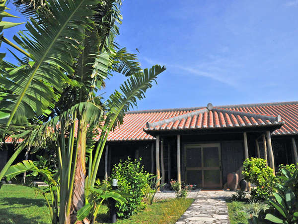*【外観】屋根には本物の琉球瓦を使用。青空と植物とのコントラストが非常に鮮やかに映えます。