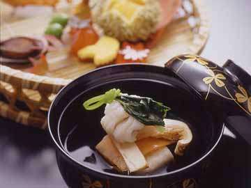 京野菜や旬の素材を活かした料理長の自信作が並びます。ほっと落ち着く京都の味をお楽しみください。