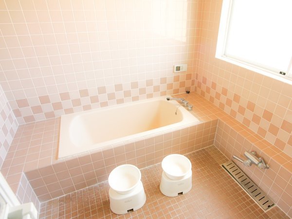 コテージ浴室／ご家族で入浴できるたっぷりサイズの浴室♪