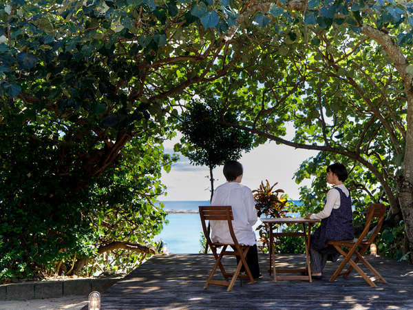 「海みるテラスの宿」徳之島の南側、集落の海岸沿いにあります。