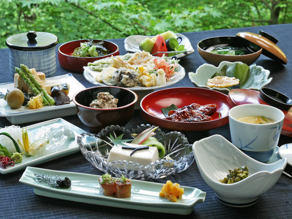 【精進料理　一例】安来・清水寺境内の宿、松琴館主人自慢料理です。