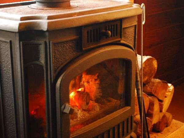 冬は暖炉をかこんでお食事をどうぞ！！