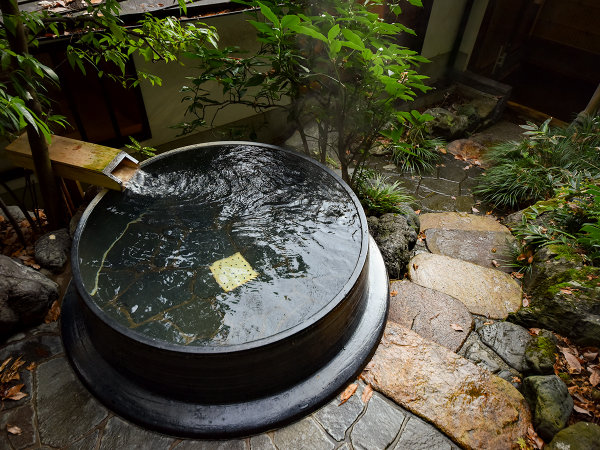 *【露天風呂】小さなお庭の中に湧き出る天然温泉にほっこり。