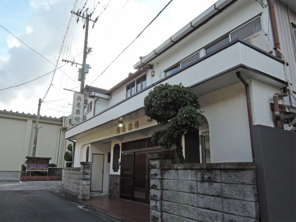 *【外観】大通りから一本入った、諏訪神社の木立の中に佇む静かな旅館です。