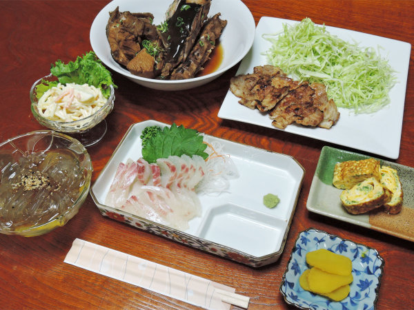 *【夕食一例／全体】お肉もお魚もバランスよいお食事を提供しております。