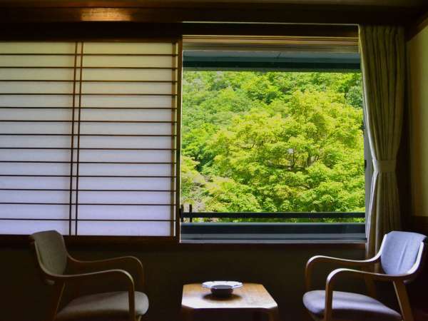 【眺望】客室の大きな窓から眺める山々の景色。四季で表情が変わります。